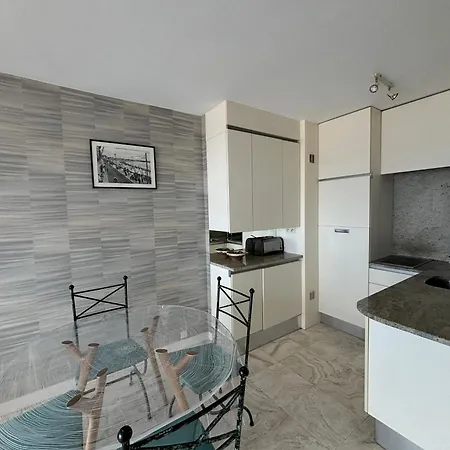 Face Confort, Proche Et Centre, - Fr-1-197-267 *